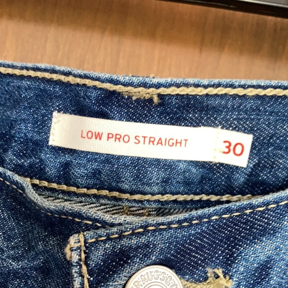 Levi’s low pro straight leg jean cotton midrise distressed denim 30